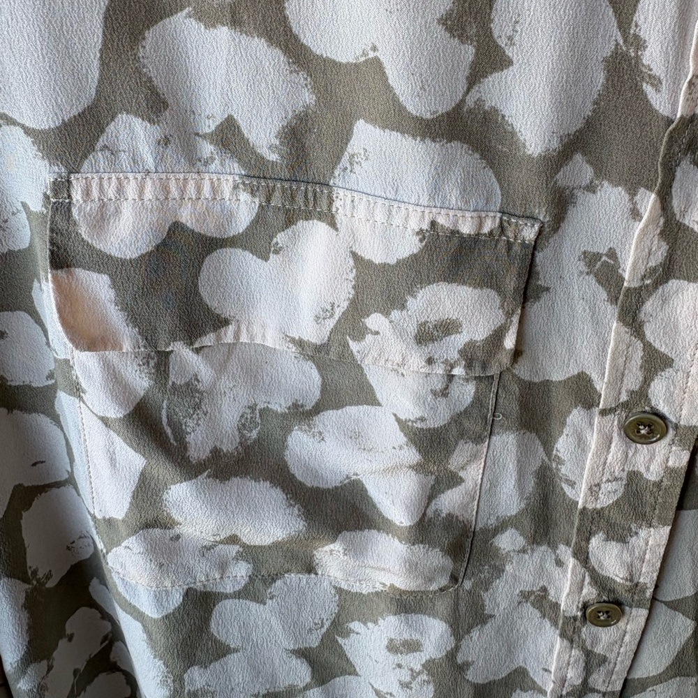 Equipment Femme Taupe Cream Heart Print Silk Blouse Size Medium - Picture 8 of 12